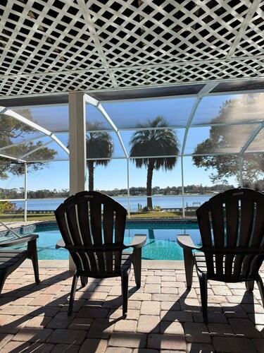 Lakefront home with heated pool minutes from Legoland