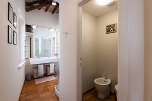 Shower, hair dryer, bidet, towels - Trastevere Luxury Panoramic Apartment (Roma)