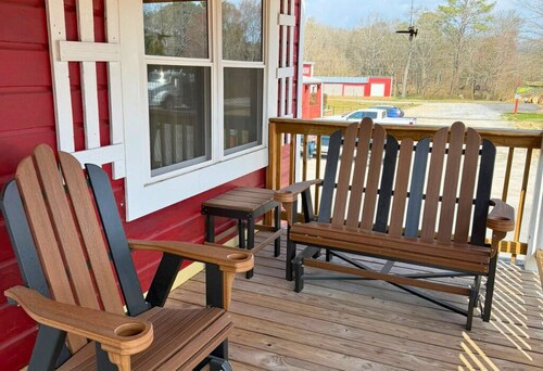 3-bedroom Bird's Nest Lodge in pleasant Cave Spring with AC and charm