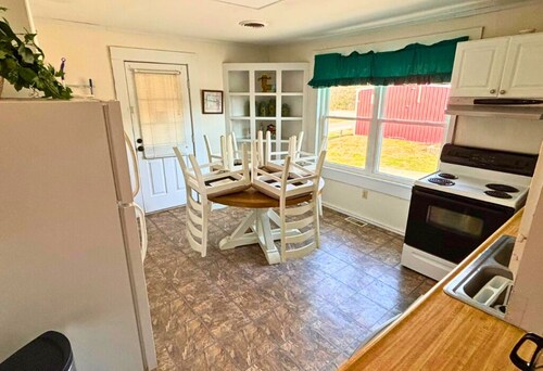 3-bedroom Bird's Nest Lodge in pleasant Cave Spring with AC and charm