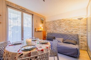 Dining - 230m from resort center, Ground floor, balcony, parking, tv, ski locker, 23m², Valloire (Valloire)