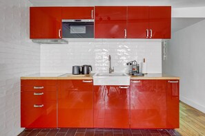 Een koelkast, een microgolfoven, een koffiezetapparaat/waterkoker