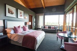 Signature Room (Rhodochrosite) | In-room safe, blackout drapes, iron/ironing board, free WiFi