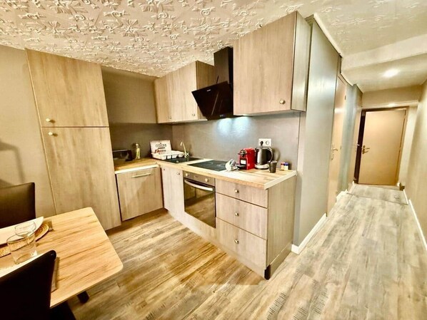 Réfrigérateur, micro-ondes, four, plaque de cuisson