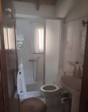 مجففات شعر، مناشف، ورق حمّام