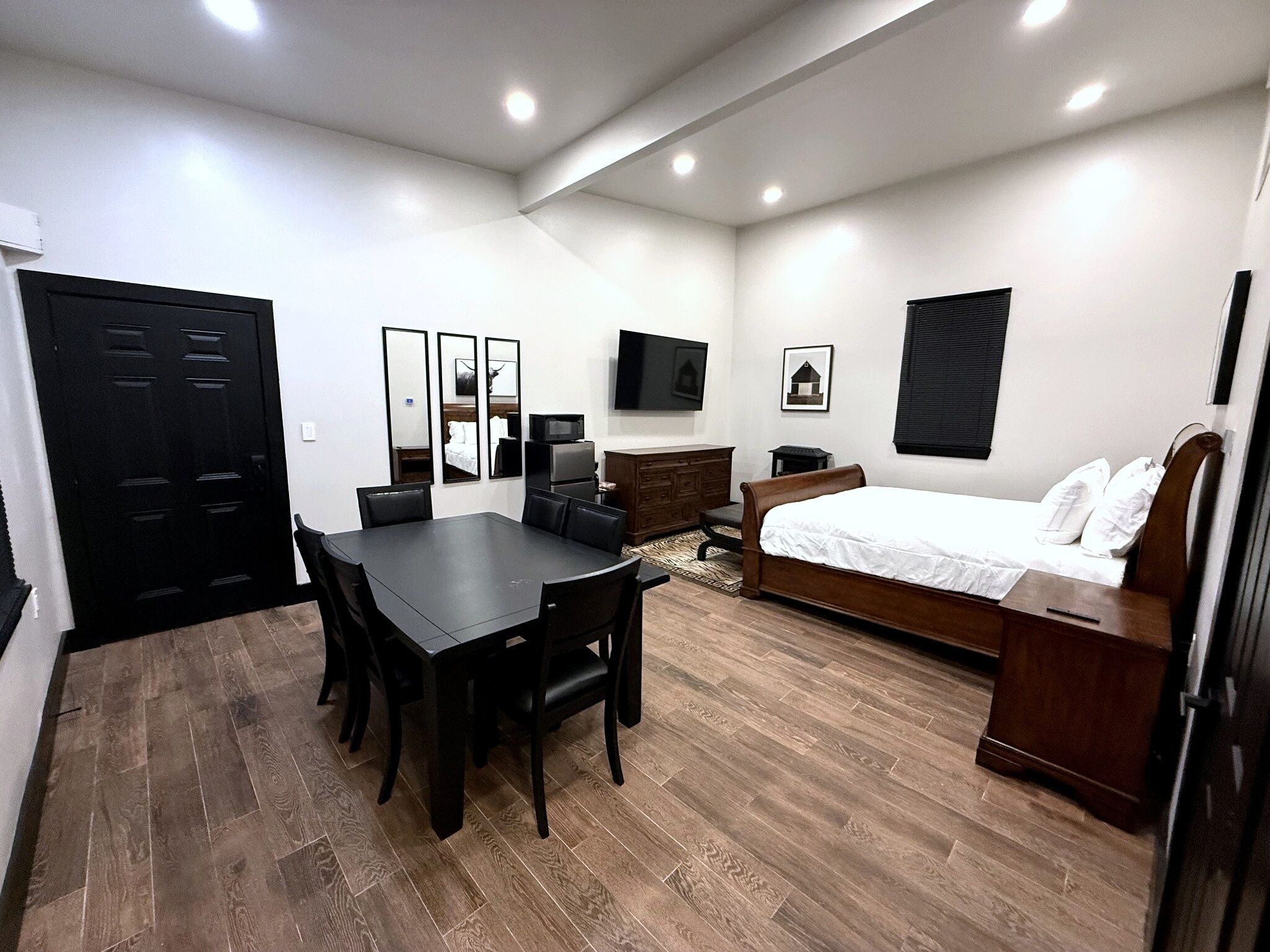 Open layout suite with Smart TV, refrigerator, and dedicated dining area.
