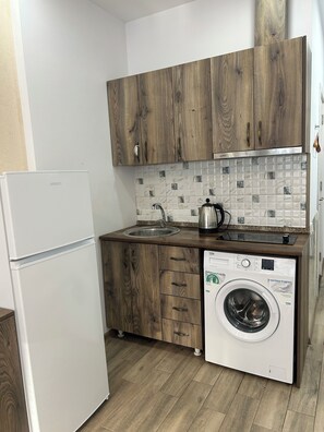 Interior - 5 minutes from the beach! Apartment with WiFi and heating (Batoumi)