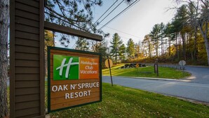 A sign for Oak N' Spruce Resort, indicating it is a Holiday Inn Club with vacation accommodations. - Welcome to Holiday Inn Club Vacations Oak 'n Spruce Resort, South Lee, MA (Lee)
