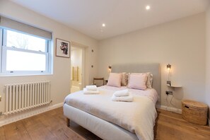 Iron/ironing board, free WiFi, bed sheets - Hidden Cozy 2BR Riverside Richmond Gem - Pass the Keys (Twickenham)