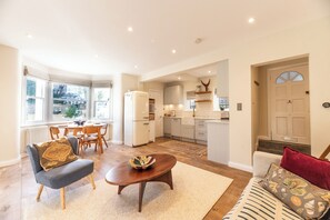 TV - Hidden Cozy 2BR Riverside Richmond Gem - Pass the Keys (Twickenham)