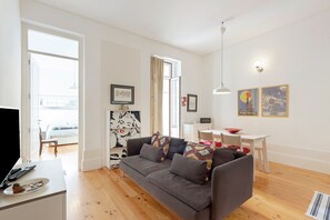 TV - Breiner House Porto Holiday Home with Balcony, Wi-Fi and Air Conditioning (Porto)