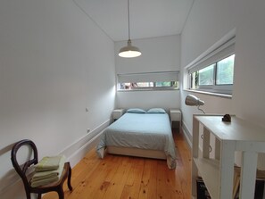 Tabla de planchar con plancha, wifi y ropa de cama 