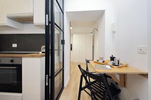 Frigorifero, microonde, forno, piano cottura
