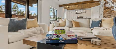 テレビ、暖炉、書斎 / ワークスペース