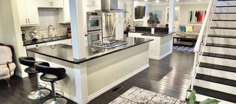 LB Peninsula • Steps to the Sand & Bay • Sleeps 8