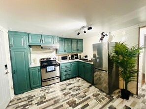 Réfrigérateur, micro-ondes, four, plaque de cuisson