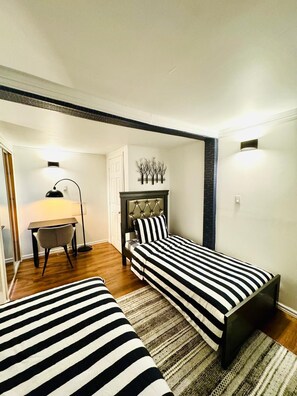 1 bedroom, iron/ironing board, free WiFi, bed sheets - Entire unit with private Entrance in Sherbrooke (Sherbrooke)