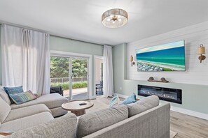 Smart TV, DVD player, books, stereo - Tops'l Summit 106 • New Remodel • Pool + Hot Tub • Beach Gear • Pickleball (Miramar Beach)