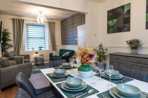 Dining - Modern house, sleeps up to 9 (Griffithstown)
