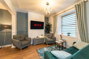 Living area - Modern house, sleeps up to 9 (Griffithstown)