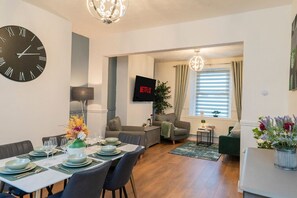 Dining - Modern house, sleeps up to 9 (Griffithstown)