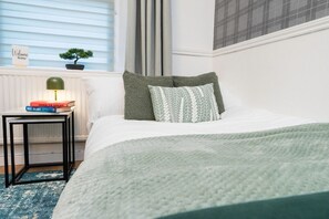 Iron/ironing board, WiFi, bed sheets - Modern house, sleeps up to 9 (Griffithstown)