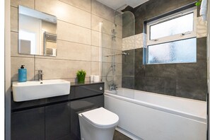 Hair dryer, towels, soap, toilet paper - Modern house, sleeps up to 9 (Griffithstown)
