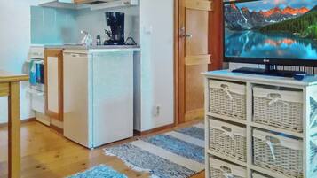 Kühlschrank, Mikrowelle, Kochgeschirr/Geschirr/Besteck