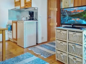 Kühlschrank, Mikrowelle, Kochgeschirr/Geschirr/Besteck