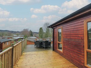 Outdoor dining - High Lake View Lodge (Windermere)