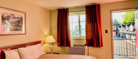 Tabla de planchar con plancha, internet y ropa de cama