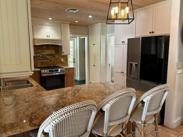 Microwave, oven, stovetop, dishwasher - NEW! Private Tennis Ranch in Lake Worth - Serene & Tranquil Retreat, BBQ & Pool! (Greenacres)