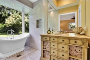 Shower, hair dryer, towels, soap - NEW! Private Tennis Ranch in Lake Worth - Serene & Tranquil Retreat, BBQ & Pool! (Greenacres)