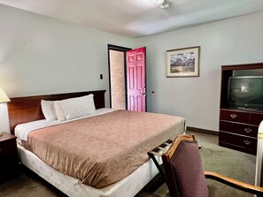 2 bedrooms, iron/ironing board, Internet, bed sheets - Rocky Mountain Lodge - Standard Room, 1 King Bed (Renfrew)