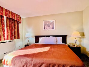 2 bedrooms, iron/ironing board, Internet, bed sheets - Rocky Mountain Lodge - Standard Room, 1 King Bed (Renfrew)