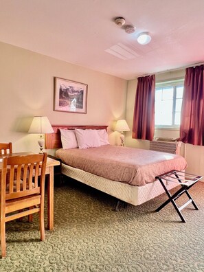 2 bedrooms, iron/ironing board, Internet, bed sheets - Rocky Mountain Lodge - Standard Room, 1 King Bed (Renfrew)