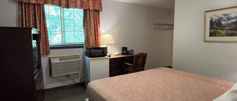 10 bedrooms, iron/ironing board, Internet, bed sheets