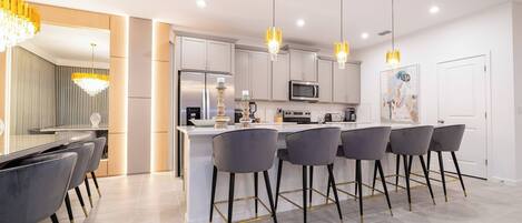 Mikrobølgeovn, ovn, kokeplater og oppvaskmaskin