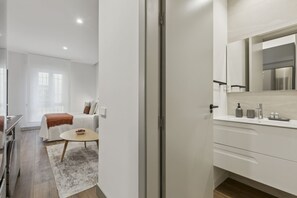 2 bedrooms, bed sheets - Cozy Studio Retreat in Charming Chamberí (Madrid)