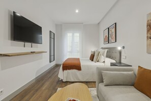 2 bedrooms, bed sheets - Cozy Studio Retreat in Charming Chamberí (Madrid)