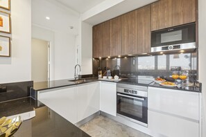 Dishwasher, cookware/dishes/utensils - Modern 1-Bed Apartment with Panoramic Views (Madrid)