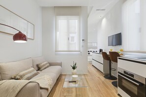 Living area - Bright New Studio Near Madrid City Center (Madrid)