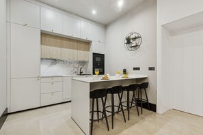 Dishwasher, cookware/dishes/utensils - Elegant 2BR Apartment in Conde Duque (Madrid)