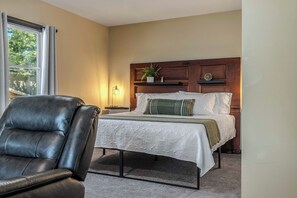 3 bedrooms, iron/ironing board, WiFi (free), bed sheets - Lake View Lodge on Dewart Lake/1 mile from Blue Barn Berry Farm/kayaks! (Syracuse)