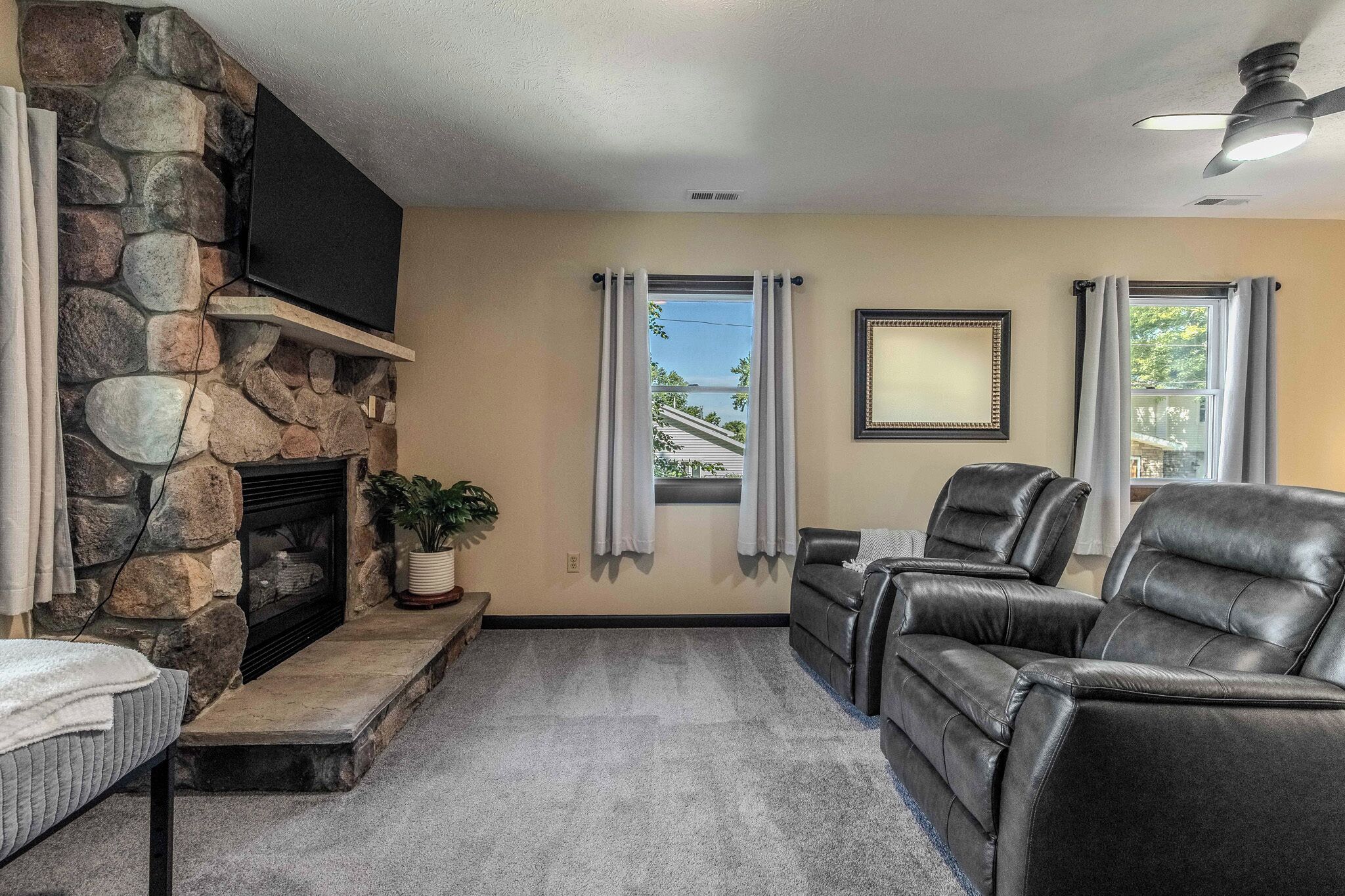 Smart TV, fireplace