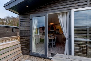 Outdoor dining - Elsham Lodge (Pet), Louth (Louth)