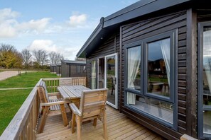 Outdoor dining - Elsham Lodge (Pet), Louth (Louth)