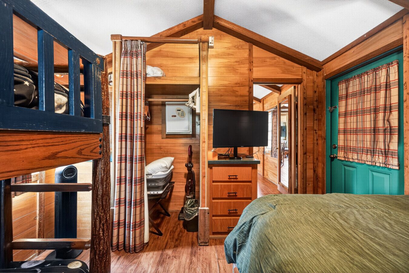 Desk, WiFi, bed sheets