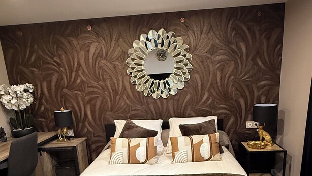 A modern bedroom with a large bed, a desk, and a chair. - 15 minutes from Futuroscope! Lovely two-bedroom house ideal for families (Naintré)
