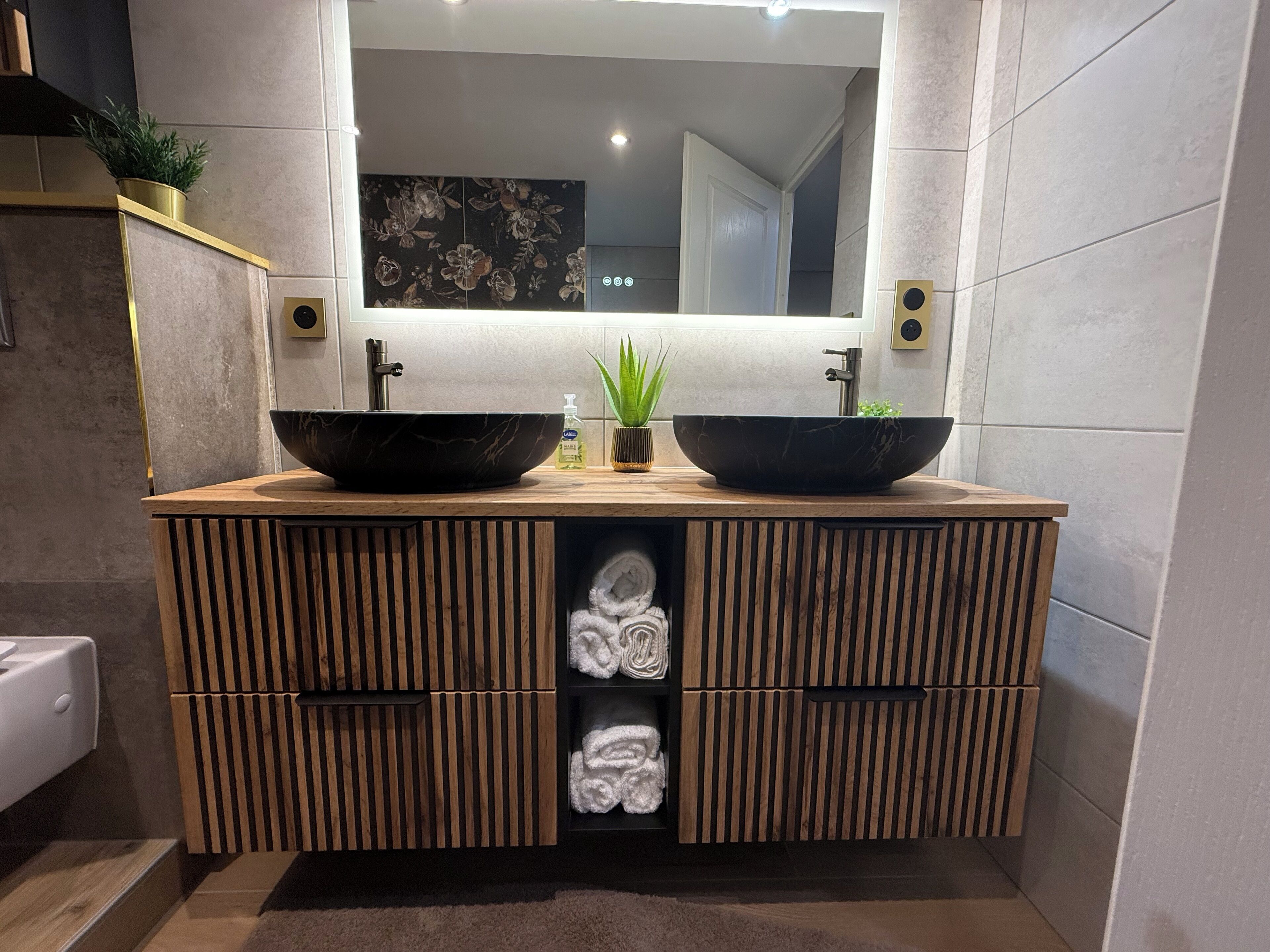 Sèche-cheveux, serviettes fournies, papier toilette